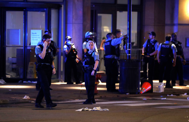 Policie v Chicagu se střetla s rabujícími davy.