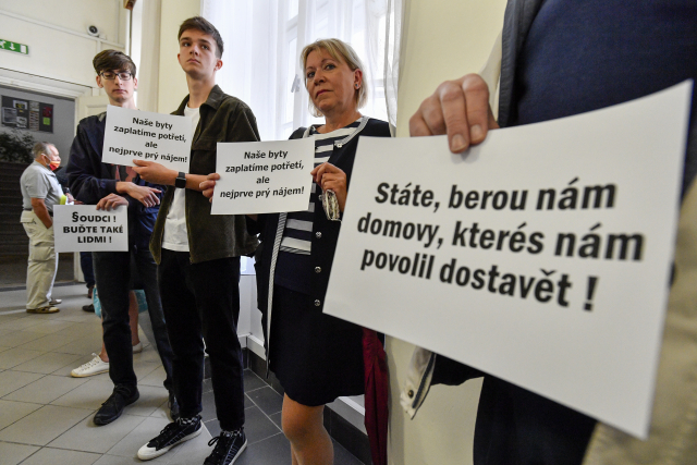 Členové bytového družstva Svatopluk s transparenty na chodbě Okresního soudu Praha-západ, kde začal 4. srpna 2020 soud mezi bytovým družstvem Svatopluk a konkurzním správcem zkrachovalého H-Systemu Josefem Monsportem. 