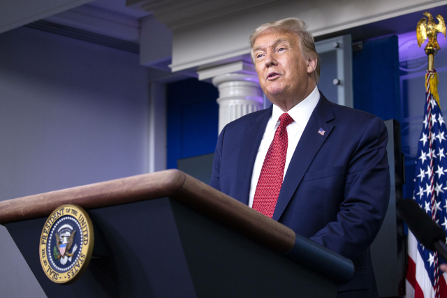 Trumpa eskortovali po střelbě u Bílého domu, střelec byl odzbrojen.