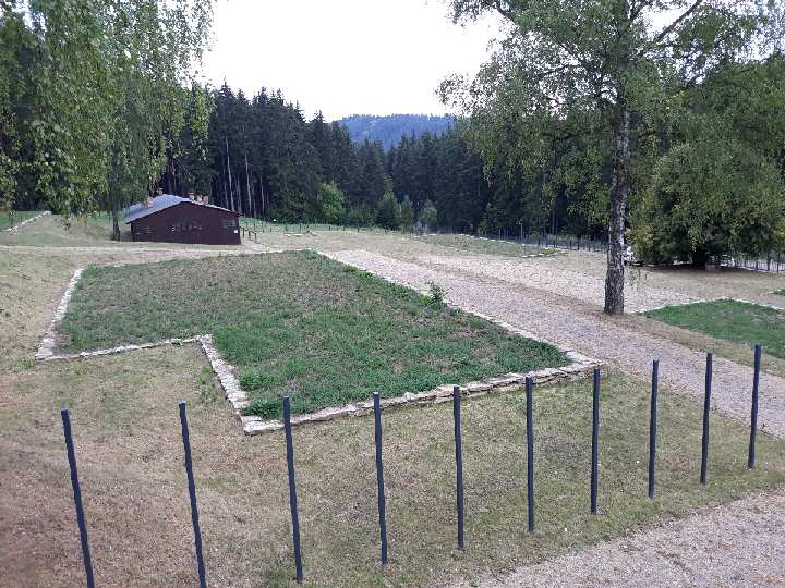 Areál památníku.