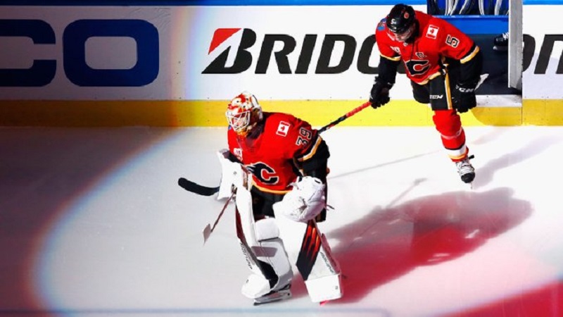 Hokejisté Calgary Flames naskakují na led.