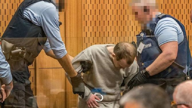 Eskorta přivádí Brandona Tarranta do soudní síně.