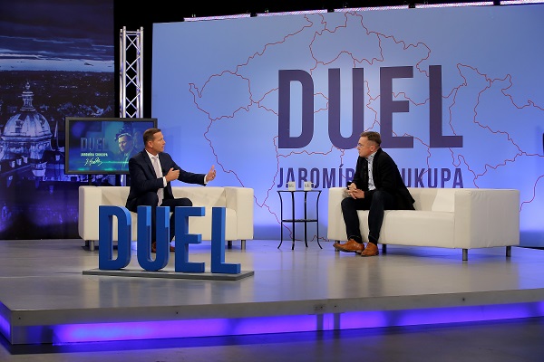 Moderátor pořadu Jaromír Soukup s hostem Romanem Šmuclerem.