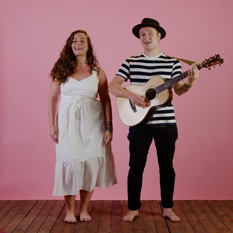 Písničkář Voxel se svou ženou Marií. Písničkář Voxel se svou ženou Marií.