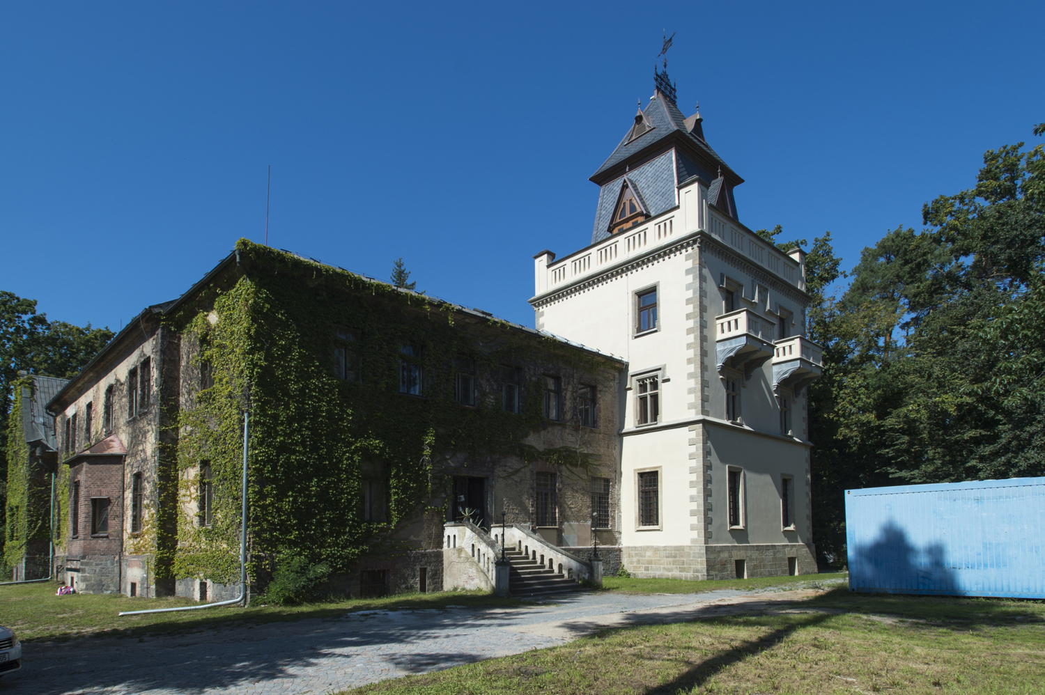 Larischova vila na Pardubicku.