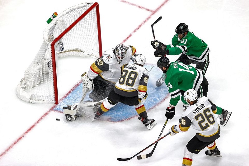 Dallas rozhodl v prodloužení, nad Vegas v play off vede.