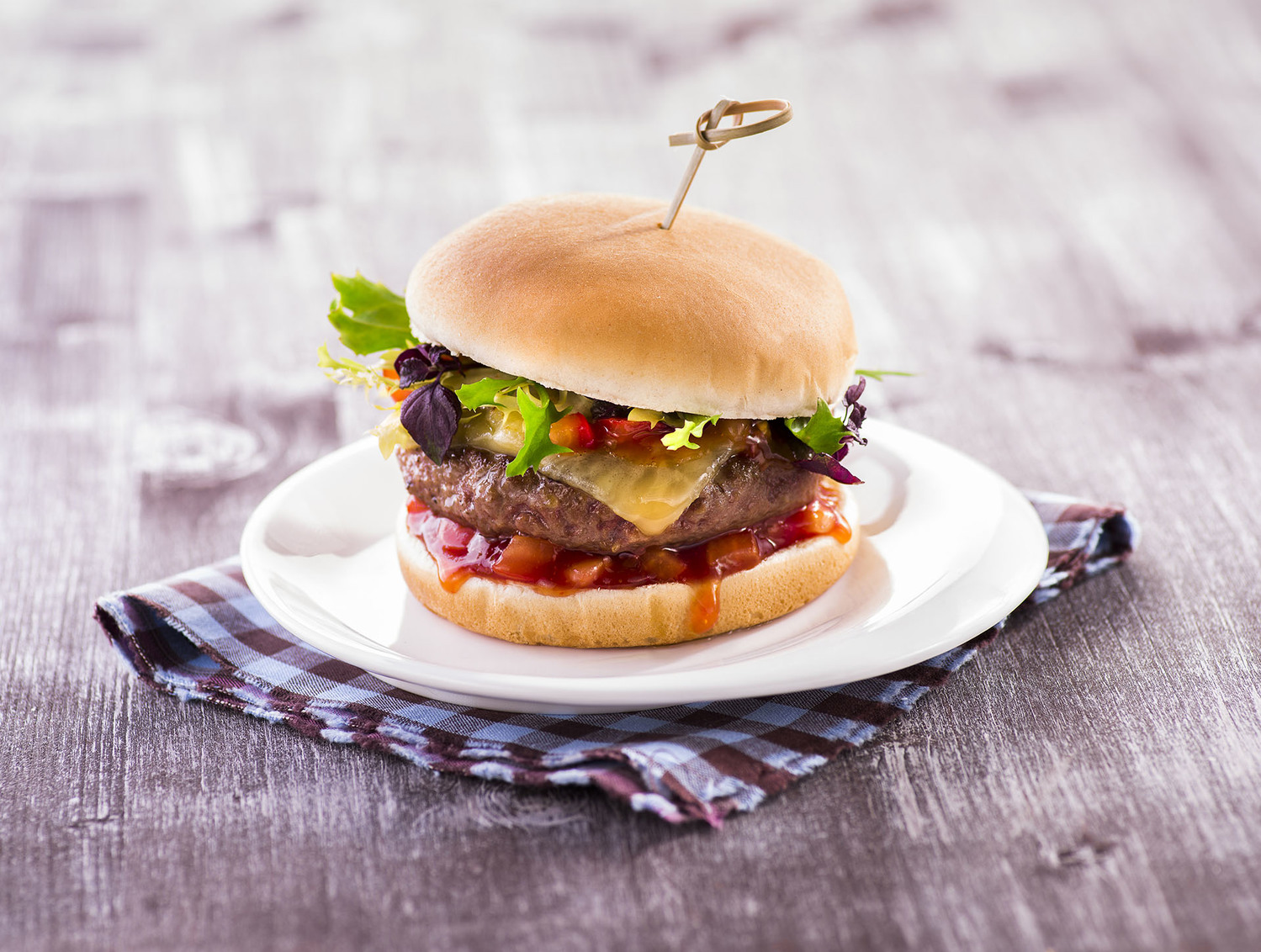 Výtečný burger s chilli omáčkou.