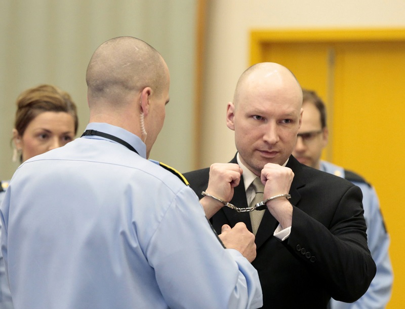 Terorista Breivik žaluje stát a žádá o podmínečné propuštění.