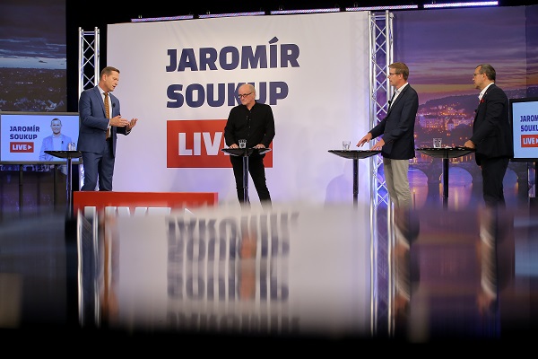 Moderátor pořadu Jaromír Soukup se svými hosty.