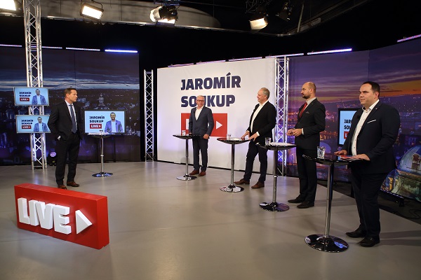 Moderátor pořadu Jaromír Soukup se svými hosty.