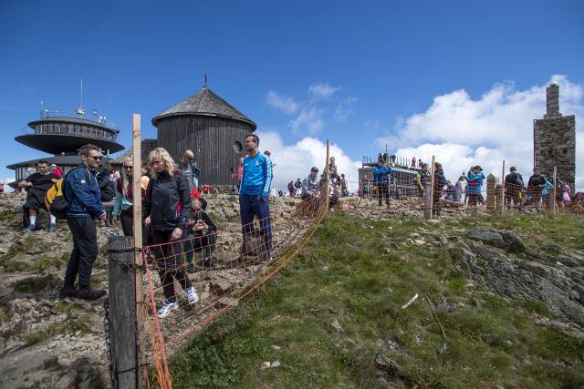 Turisté na Sněžce.