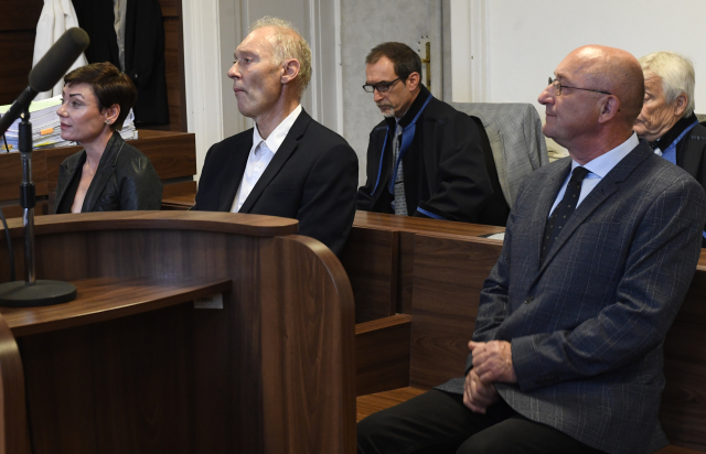 Obžalovaní Eva Benešová, Jan Horák a Petr Chmelík u soudu.