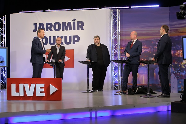 Moderátor pořadu Jaromír Soukup se svými hosty.