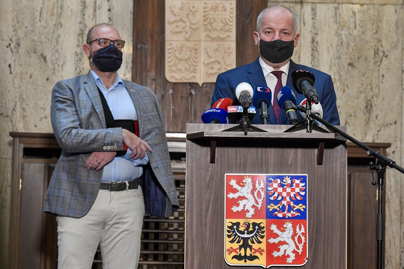 Ministr zdravotnictví Roman Prymula (vpředu) a ministr školství Robert Plaga.