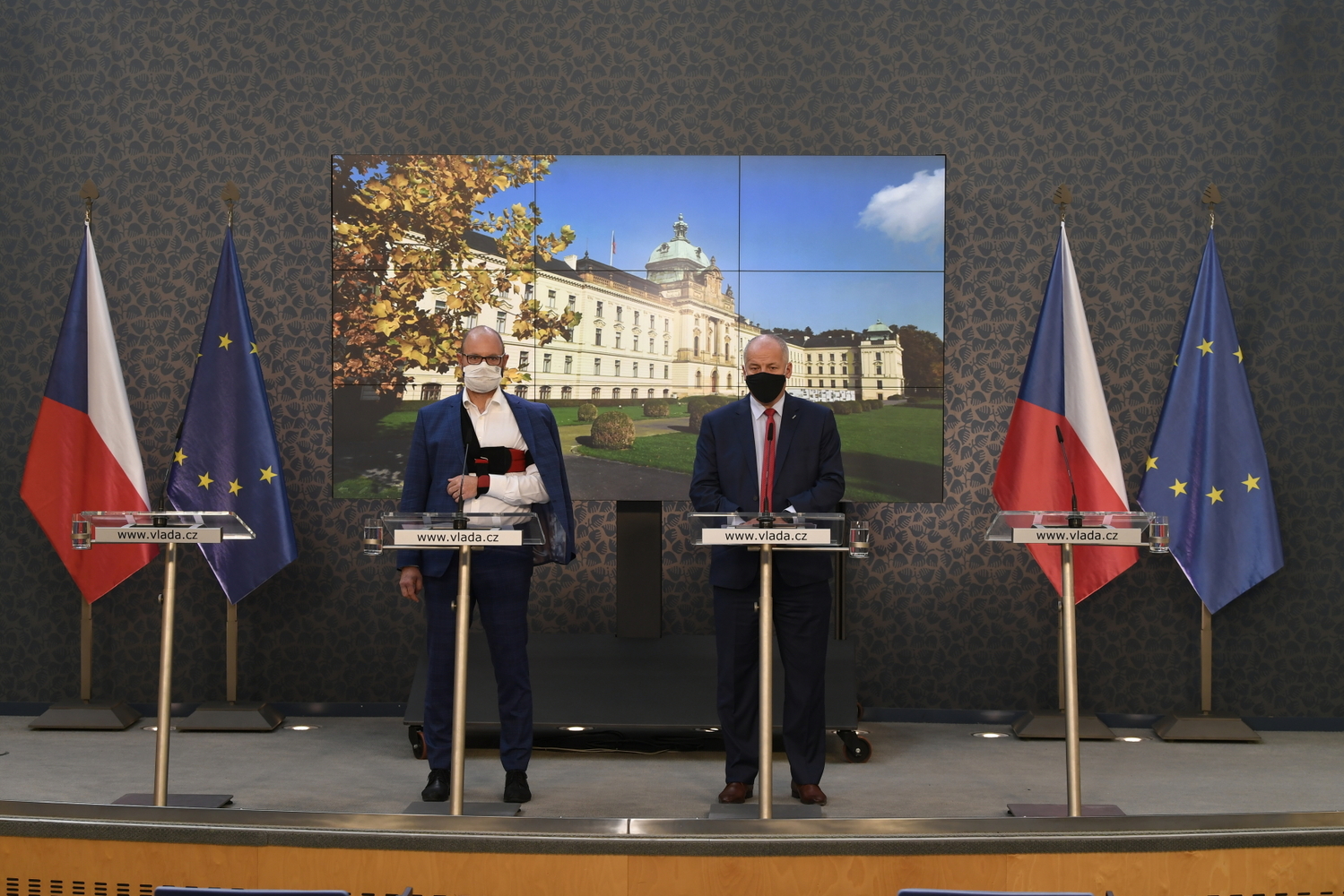 Ministr zdravotnictví Roman Prymula (vpravo) a Ministr školství Robert Plaga (vlevo).