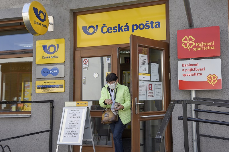 Klientka na pobočce České pošty.