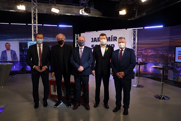 Moderátor pořadu Jaromír Soukup se svými hosty.