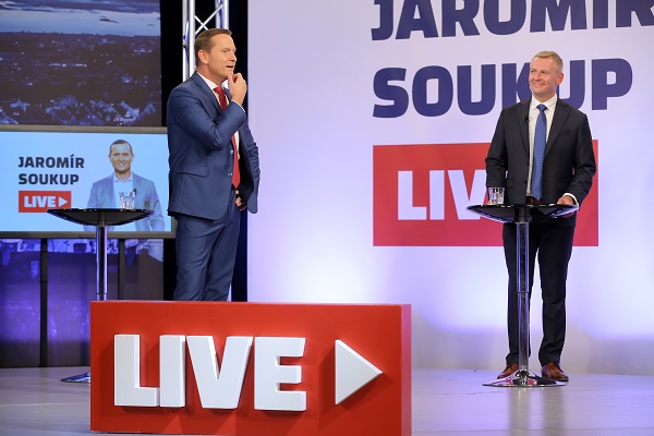 Moderátor pořadu Jaromír Soukup se svými hosty.