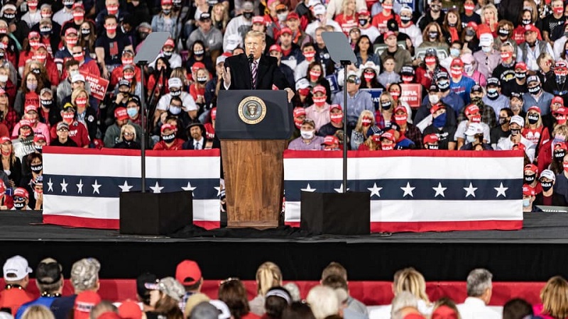 Americký prezident Donald Trump je zpět v Bílém domě.