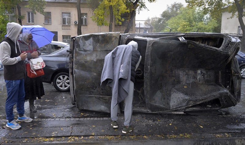 Demonstranti v Kyrgyzstánu osvobodili z vězení exprezidenta.