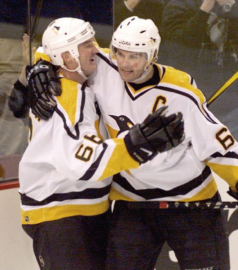 Před třiceti lety dal Jaromír Jágr první gól v NHL. Na fotografii s Mario Lemieuxem.