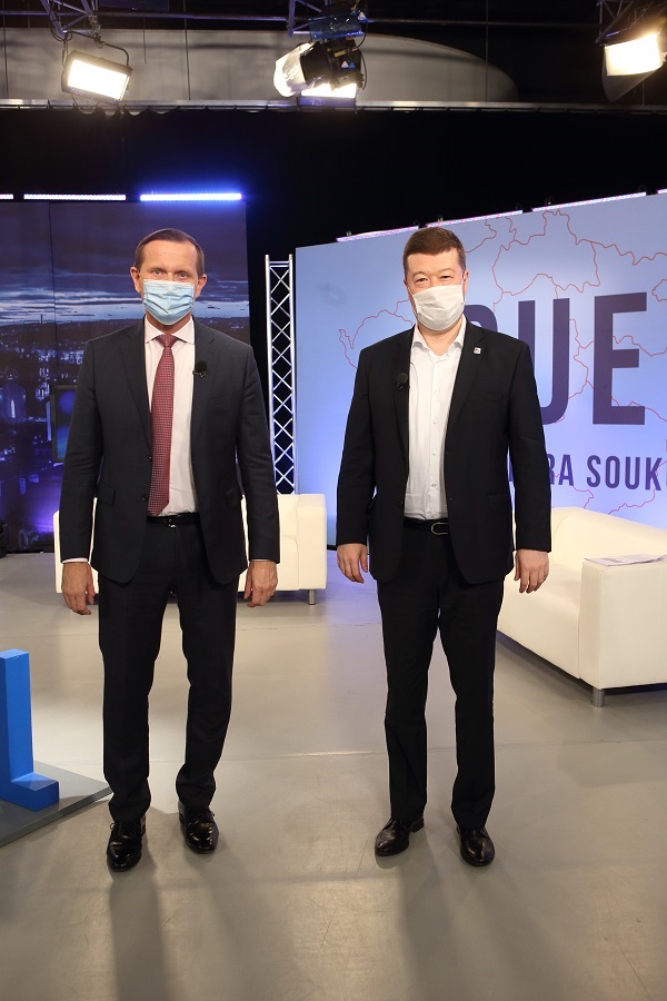Moderátor pořadu Jaromír Soukup a předseda SPD Tomio Okamura.