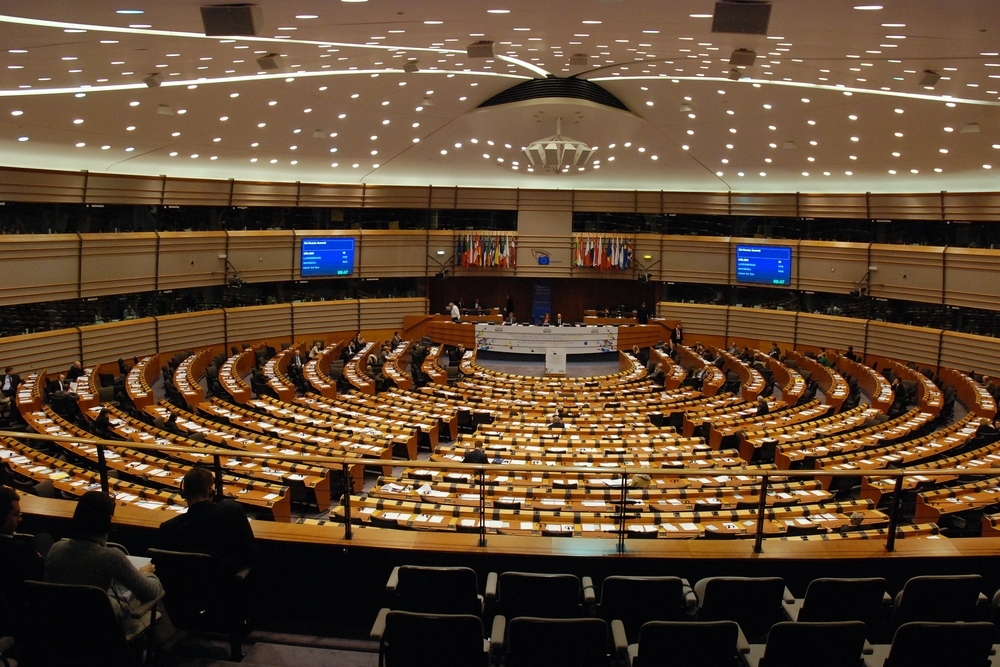 Europoslanci se shodli na přísnějším omezení emisí.
