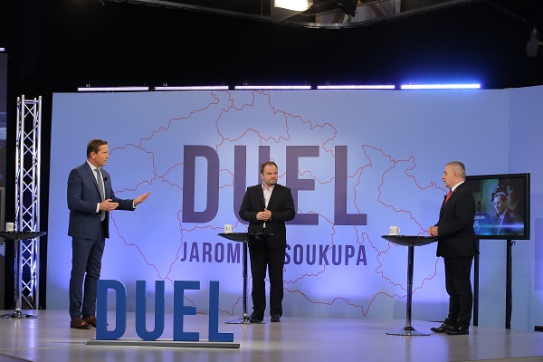 Moderátor pořadu Jaromír Soukup se svými hosty.