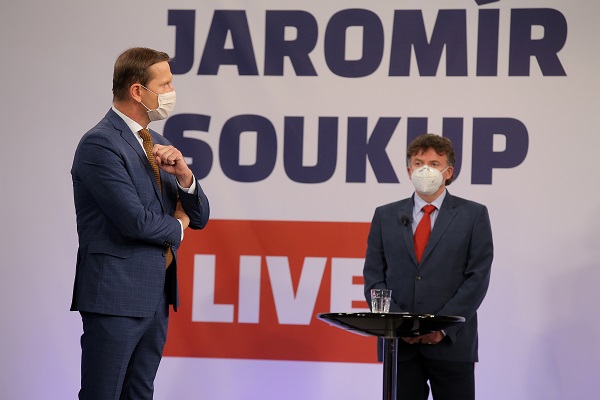 Moderátor pořadu Jaromír Soukup a prezident České lékařské komory Milan Kubek.