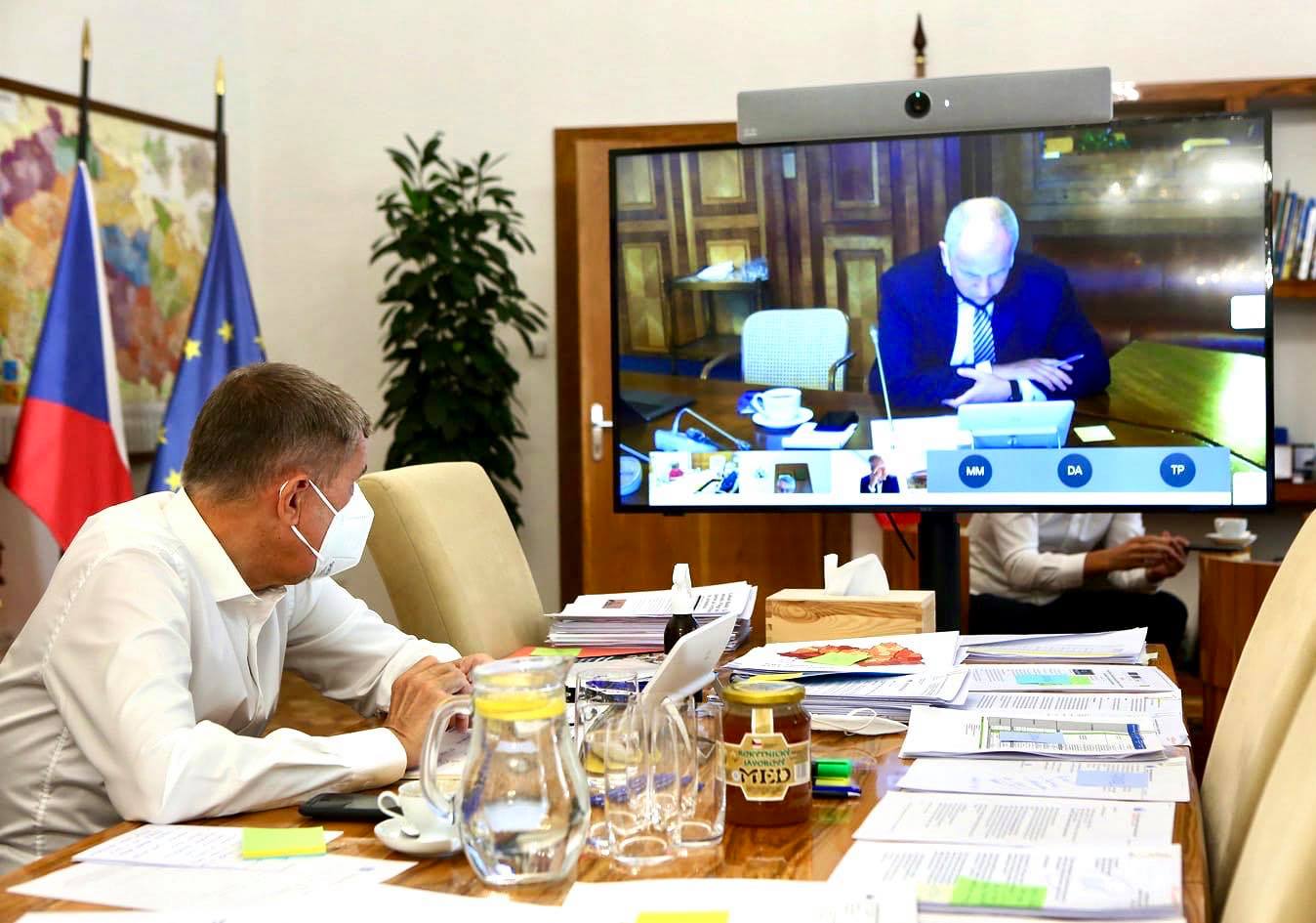 Premiér Andrej Babiš ve videohovoru s ministrem zdravotnictví Romanem Prymulou.