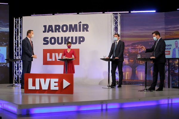Moderátor pořadu Jaromír Soukup se svými hosty.