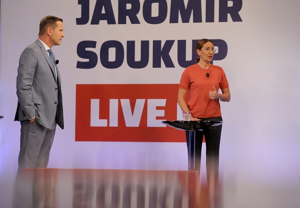 Moderátor pořadu Jaromír Soukup a zastupitelka hl.m. Prahy Alexandra Udženija.