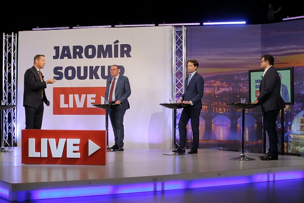 Moderátor pořadu Jaromír Soukup se svými hosty.