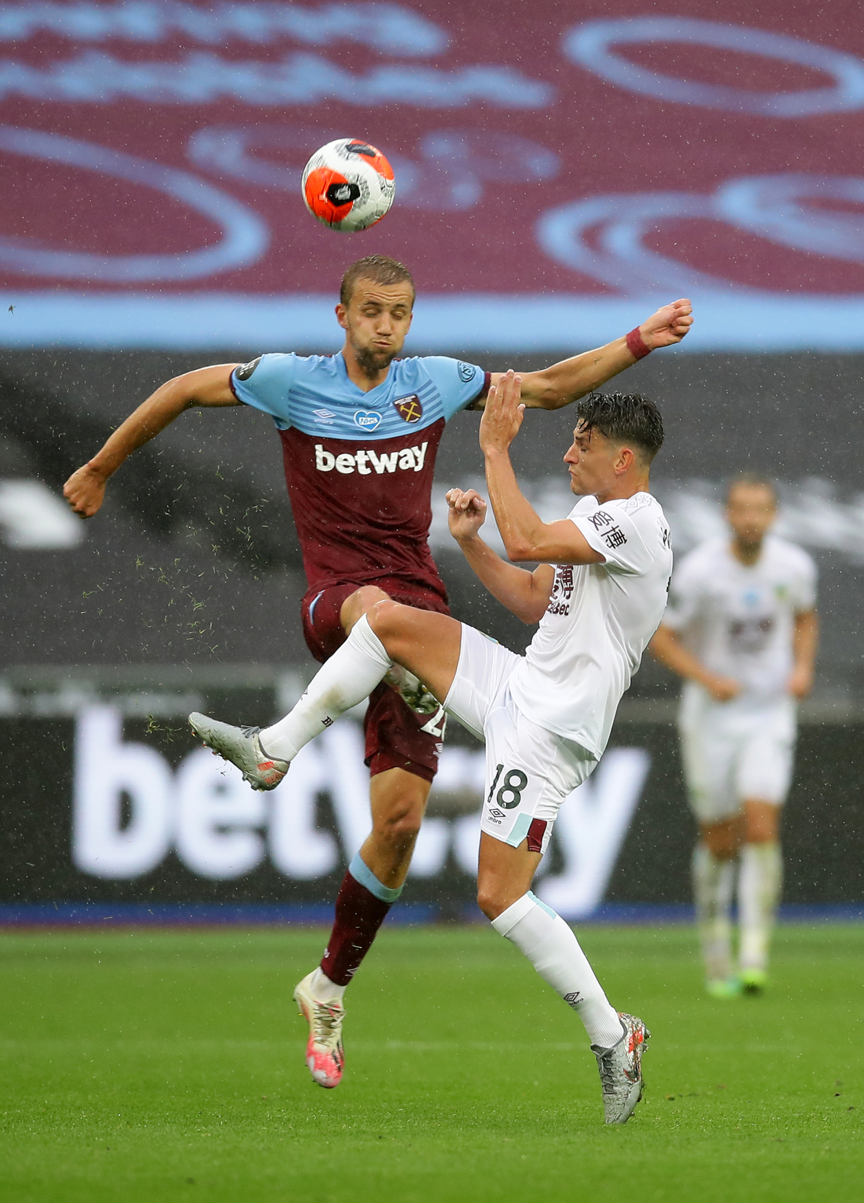 Tomáš Souček v souboji o balon.