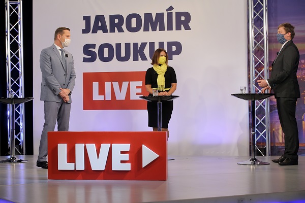 Moderátor pořadu Jaromír Soukup se svými hosty.