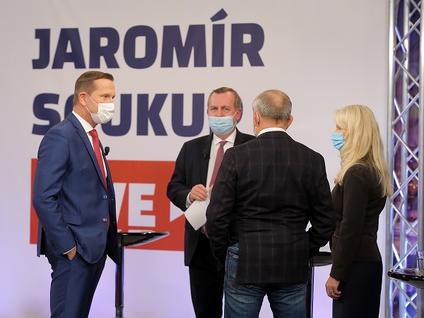 Moderátor pořadu Jaromír Soukup se svými hosty.