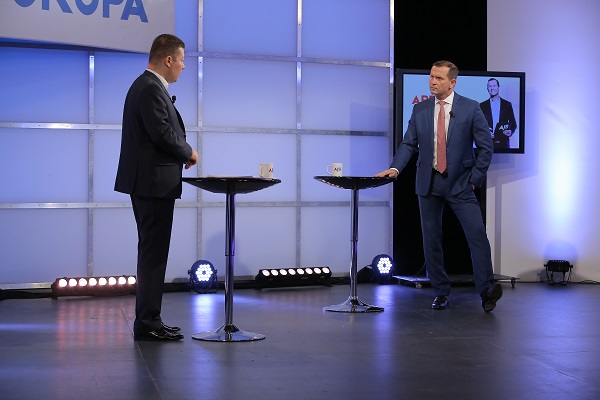 Moderátor pořadu Jaromír Soukup a předseda SPD Tomio Okamura.