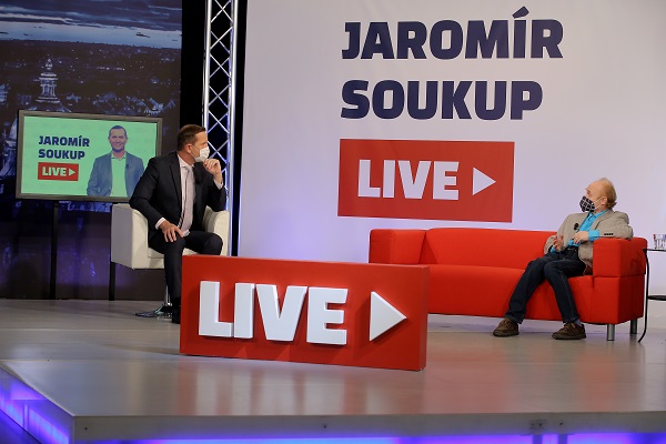 Moderátor pořadu Jaromír Soukup a profesor ekologie Jaroslav Flegr.