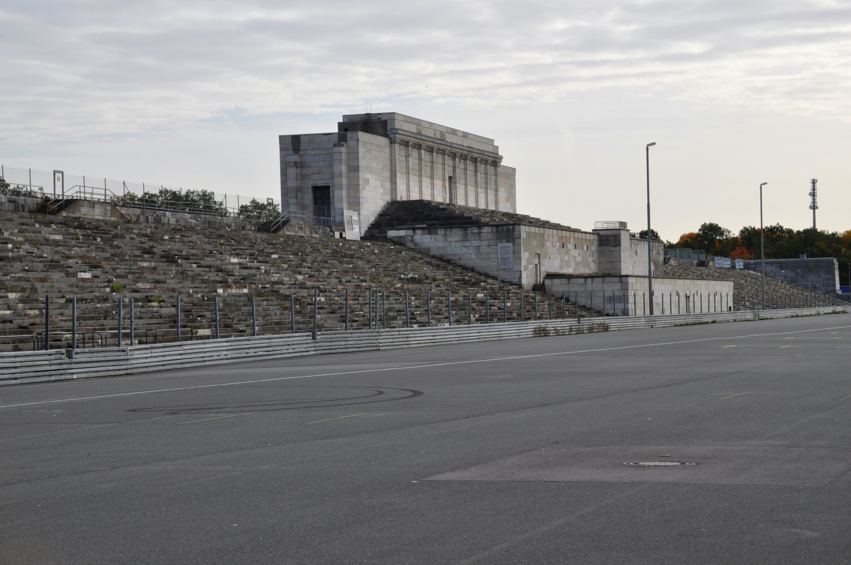Monumentální tribuna v Norimberku.