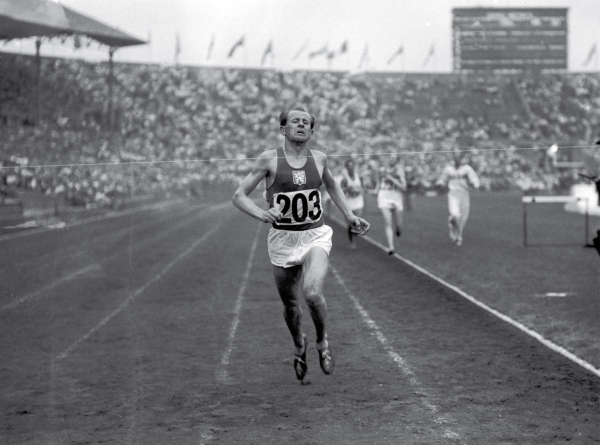 Emil Zátopek si běží pro vítězství.