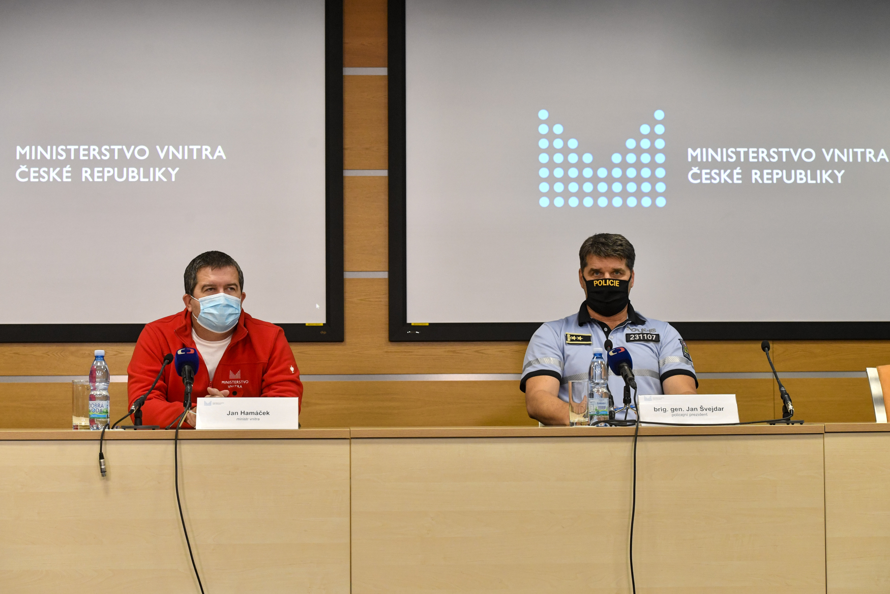 Zleva ministr vnitra Jan Hamáček (ČSSD) a policejní prezident Jan Švejdar. 
