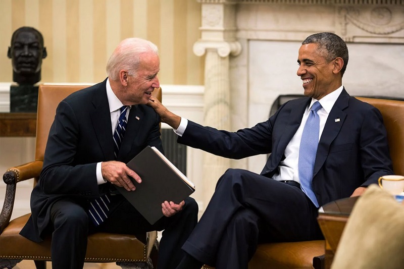 Bývalý prezident USA Obama v diskuzi s nastupující hlavou státu Bidenem.