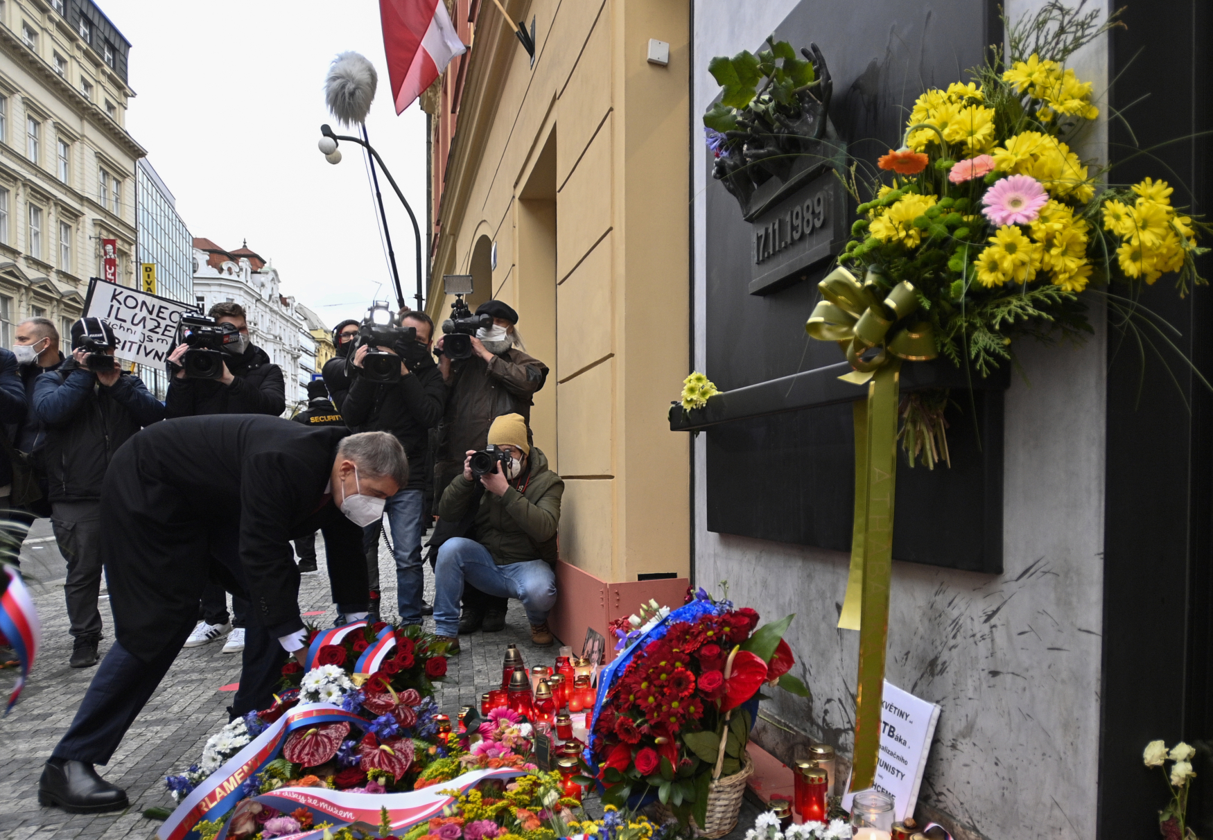 Andrej Babiš (ANO) pokládá květinu k pamětní desce.