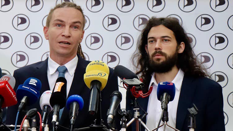 Poslanec Pirátů Mikuláš Ferjenčík a předseda Ivan Bartoš.