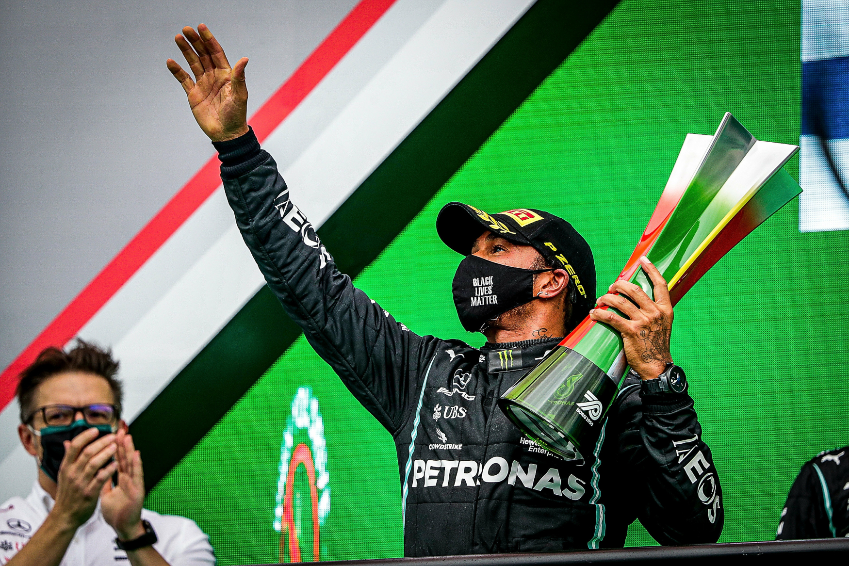 Pilot formule 1 Lewis Hamilton slaví další vítězství.