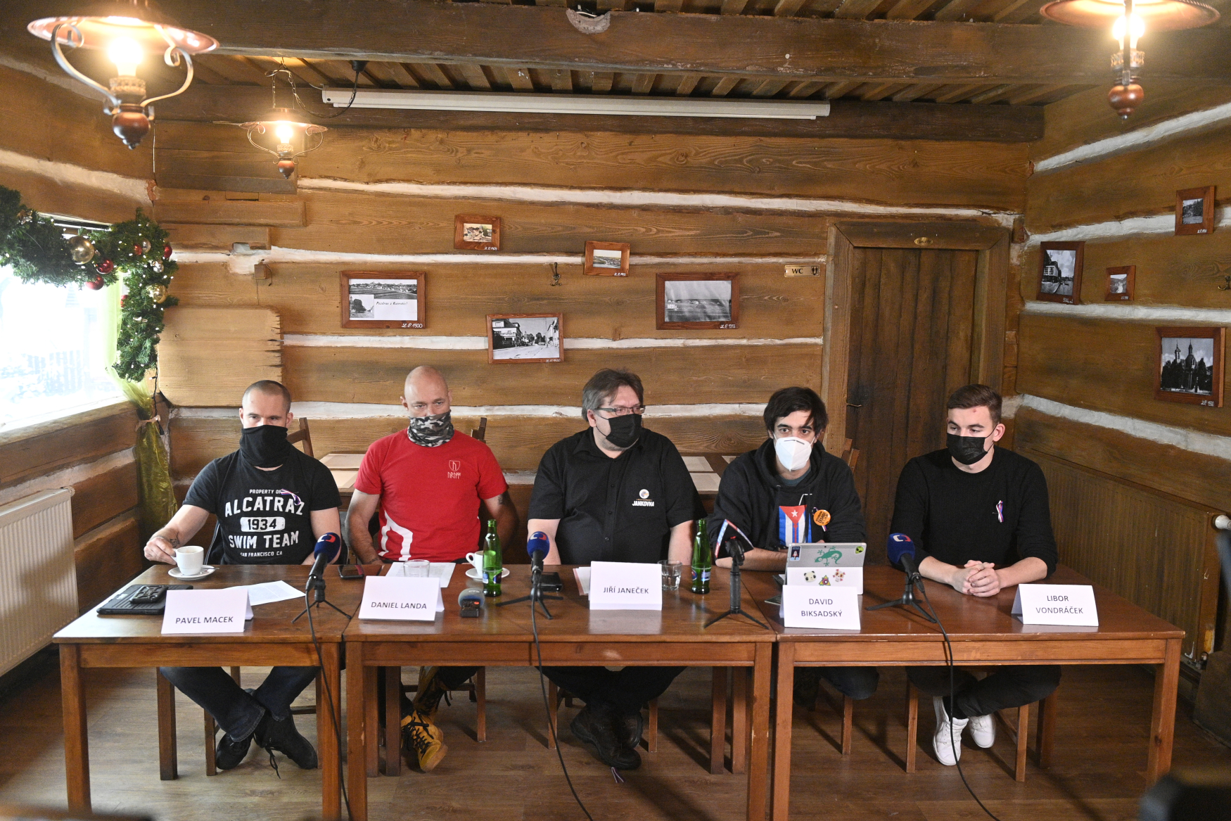 Představitelé a podporovatelé spolku Chcípl PES.