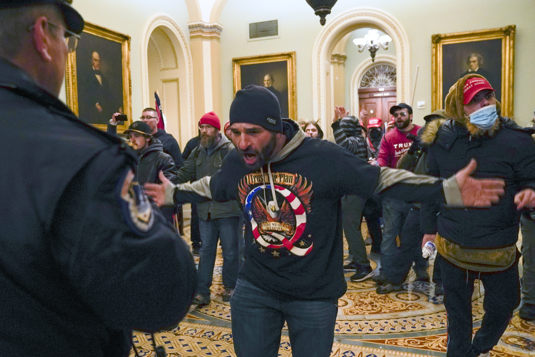 Násilné vniknutí radikálů do washingtonského Kapitolu.
