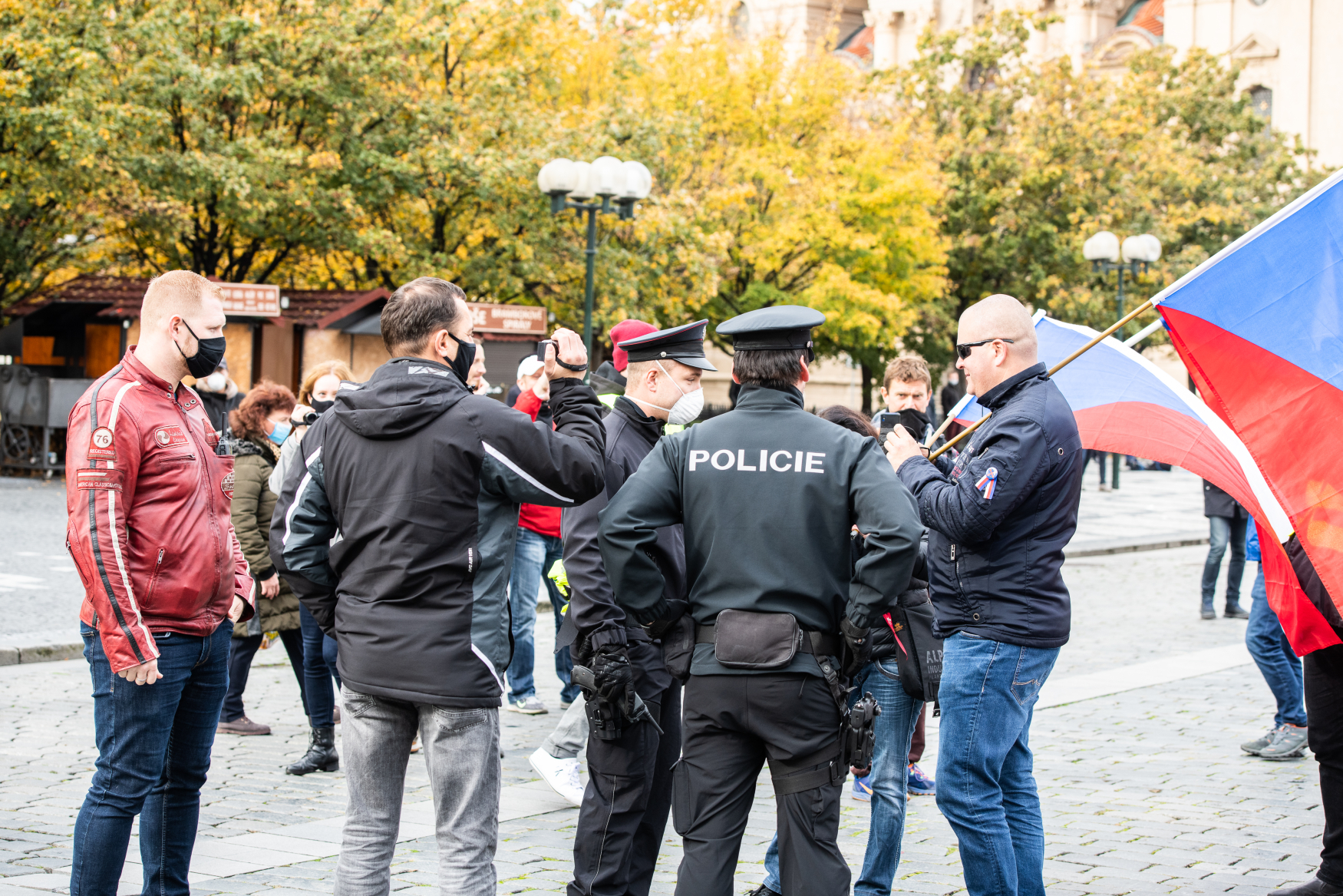 Říjnová demonstrace na Staroměstském náměstí v Praze.