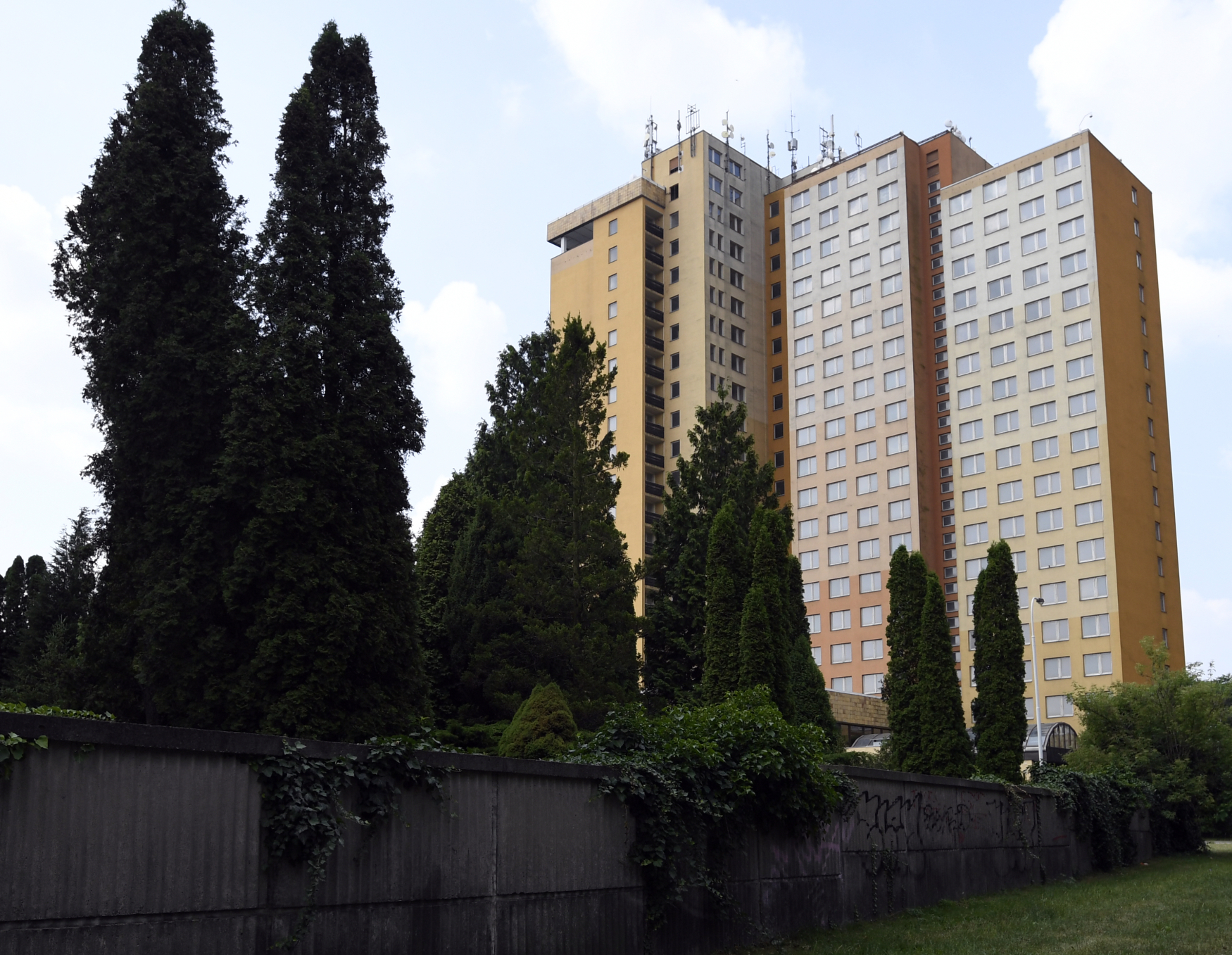 Budova hotelu Opatov a Sandra na pražském Jižním Městě.