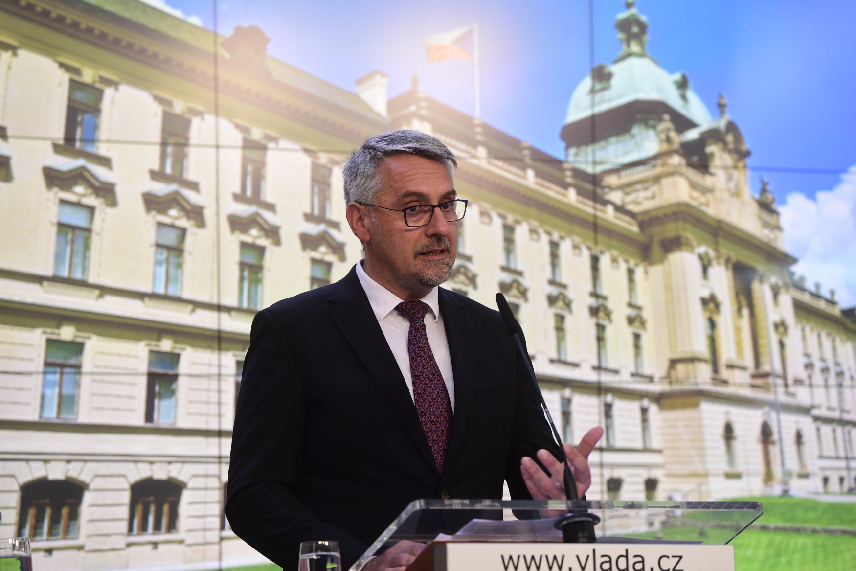 Ministr obrany Lubomír Metnar (za ANO).